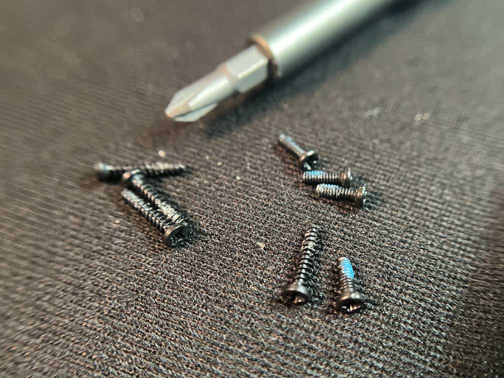 3_back_cover_screws